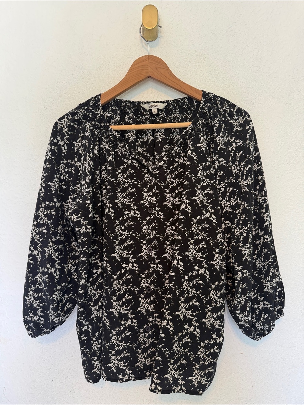 Tucker silk black white floral button front 3/4 sleeve top small